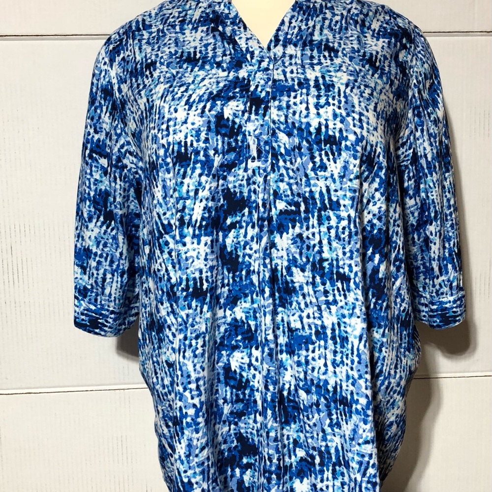 Woman Within size 1X blue and white pull over blouse.31”L 26” p2p